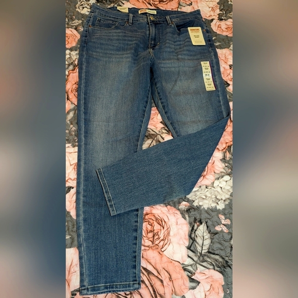 Levi's Denim - Women's Levi's High-rise skinny jeans.